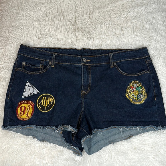 Torrid Harry Potter Embroidered Patch Denim Shorts - Picture 1 of 10